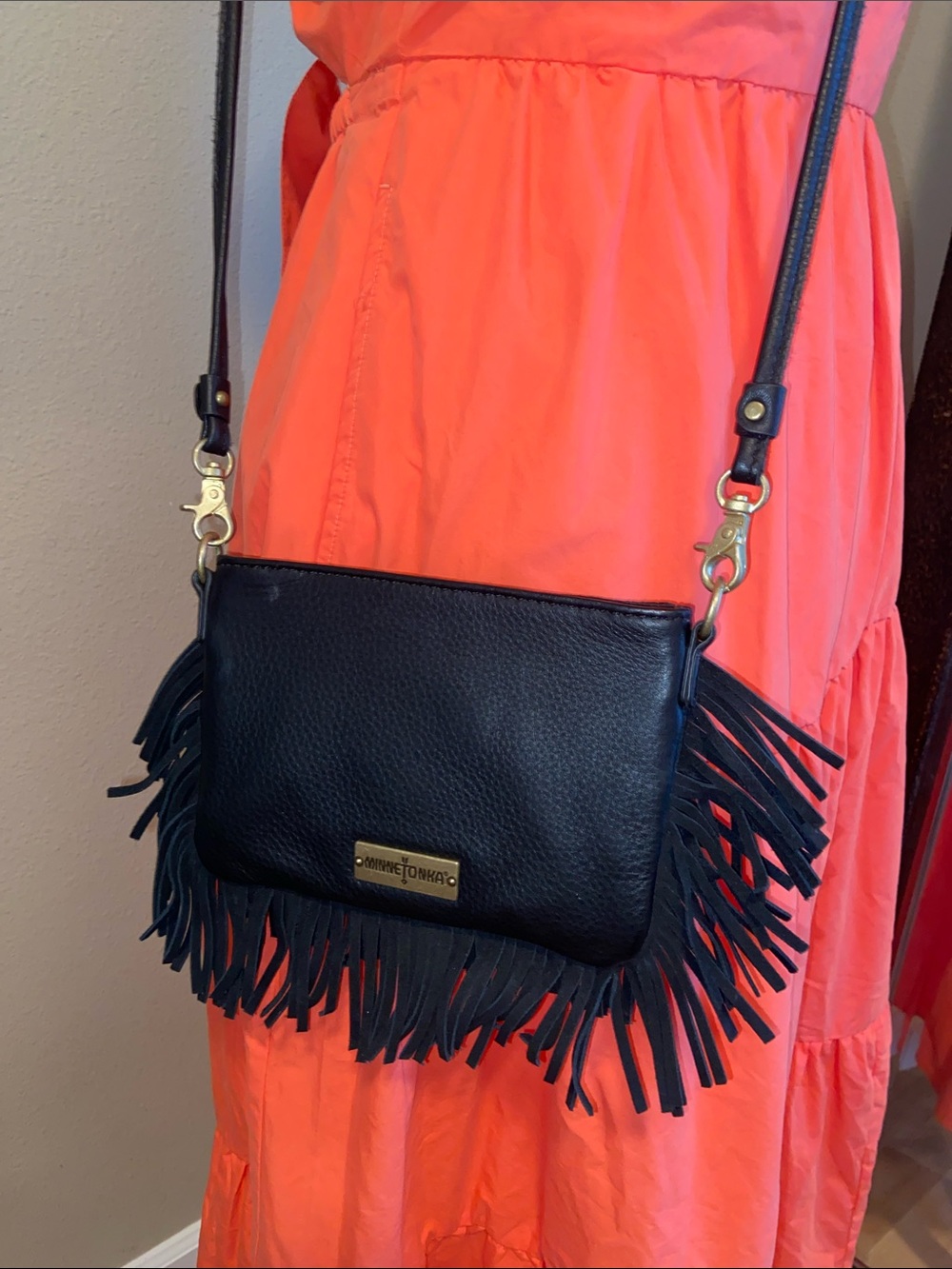 Minnetonka Genuine Leather Suede Fringe Shoulder Crossbody Hand Bag Purse Clutch